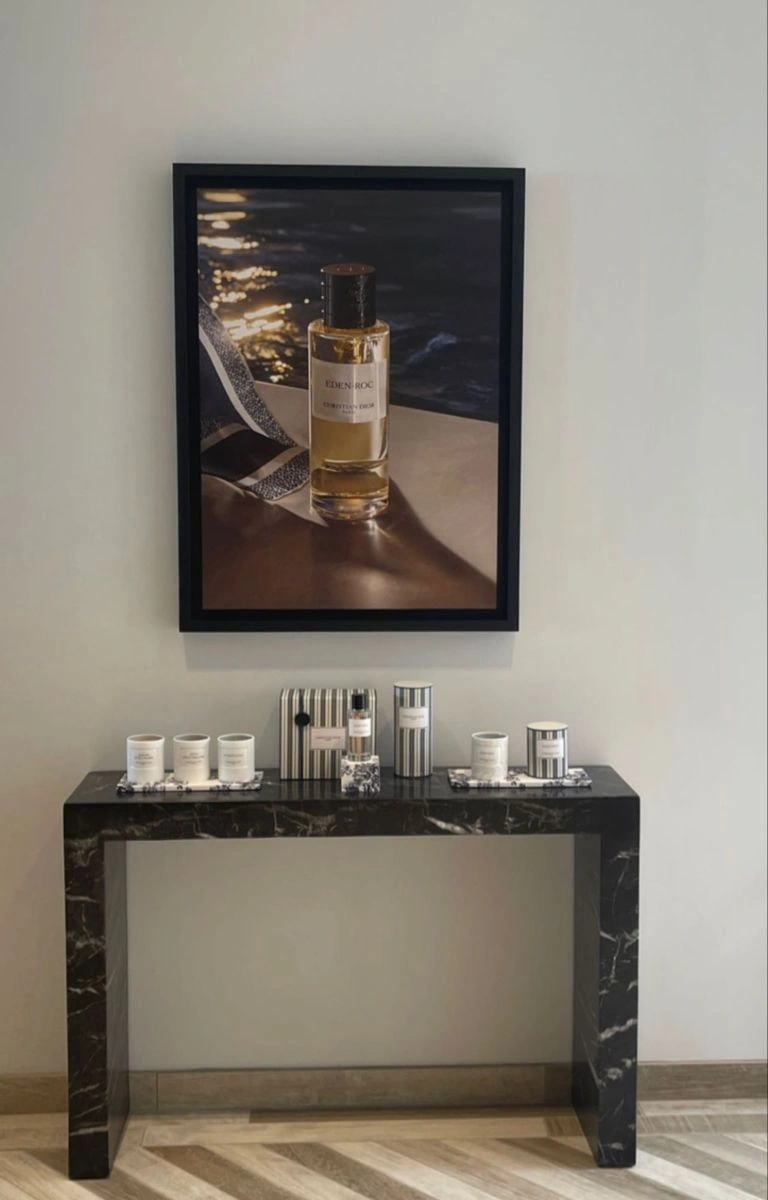 Alexander Black marble console – view 01