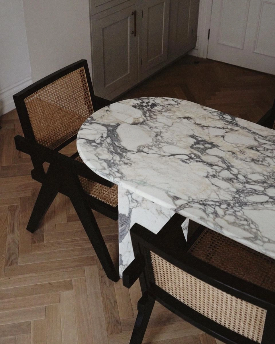 Calacatta Viola marble dining table – view 02