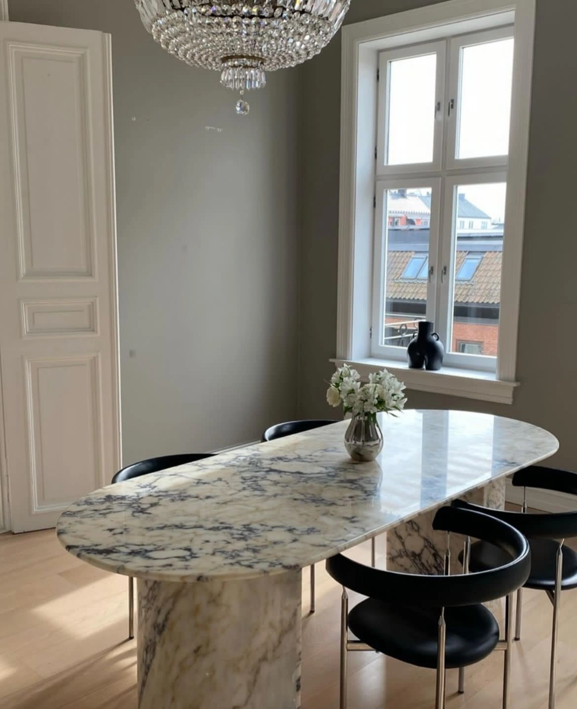 Calacatta Viola marble dining table – view 03