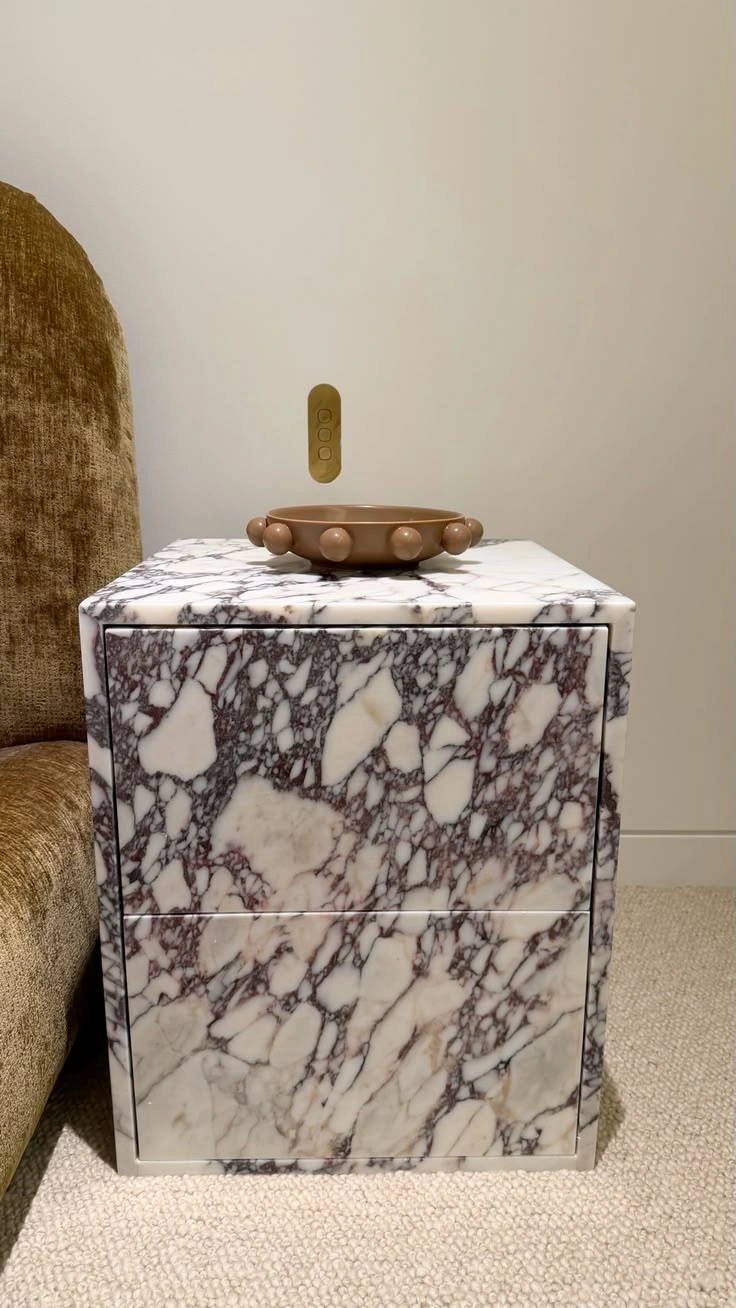 Calacatta Viola marble side table – view 01