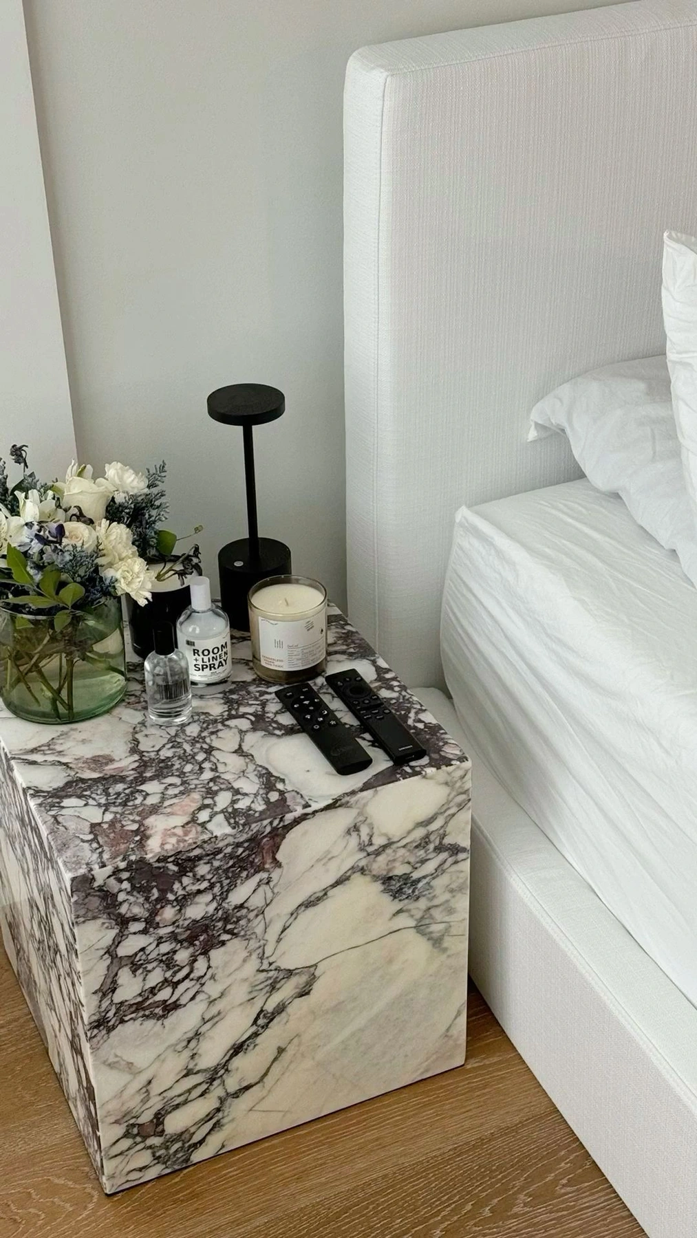 Calacatta Viola marble side table – view 02
