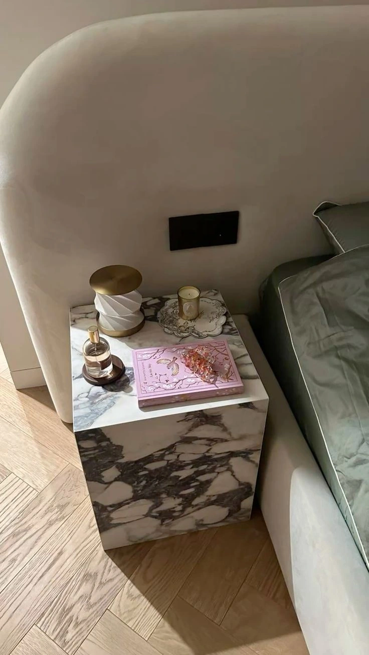 Calacatta Viola marble side table – view 04
