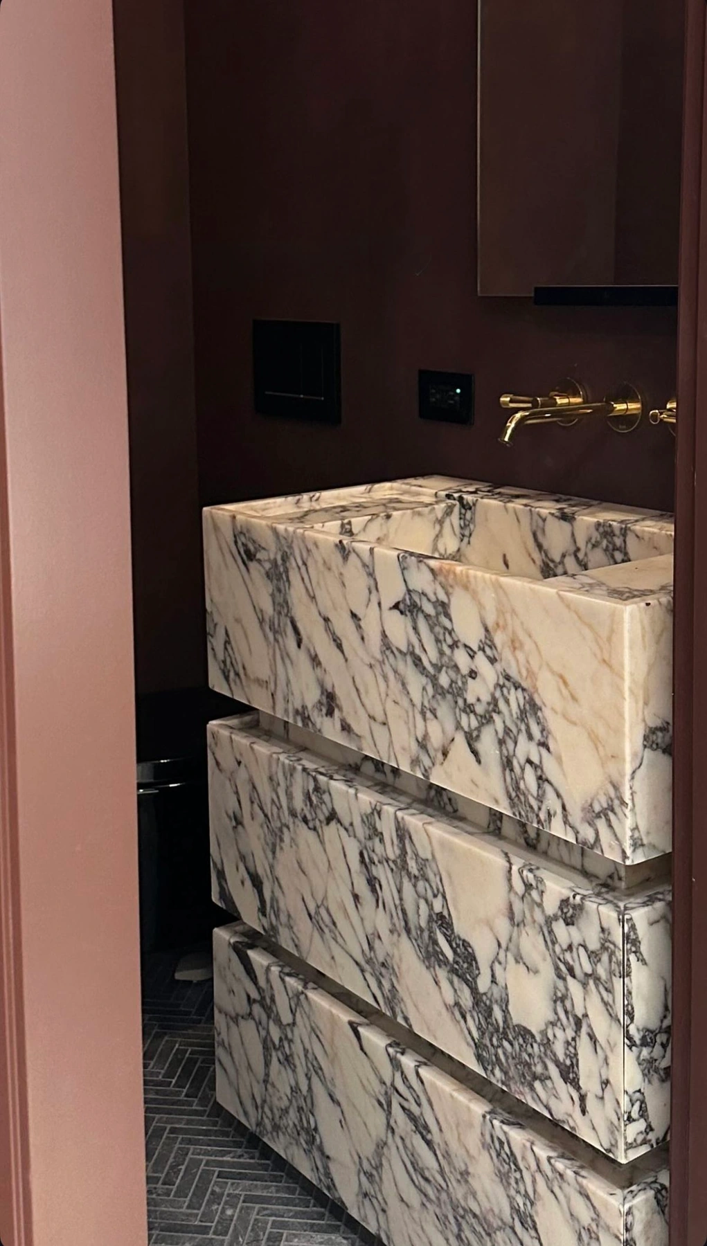 Calacatta Viola marble sink – view 01