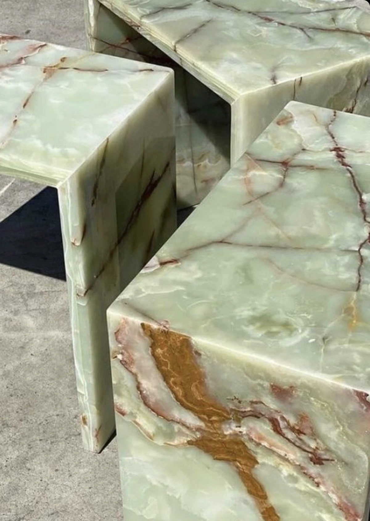 Green Onyx coffee table – view 01