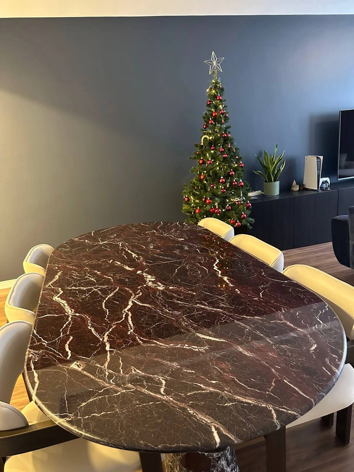 Rosso Levanto marble dining table – view 01