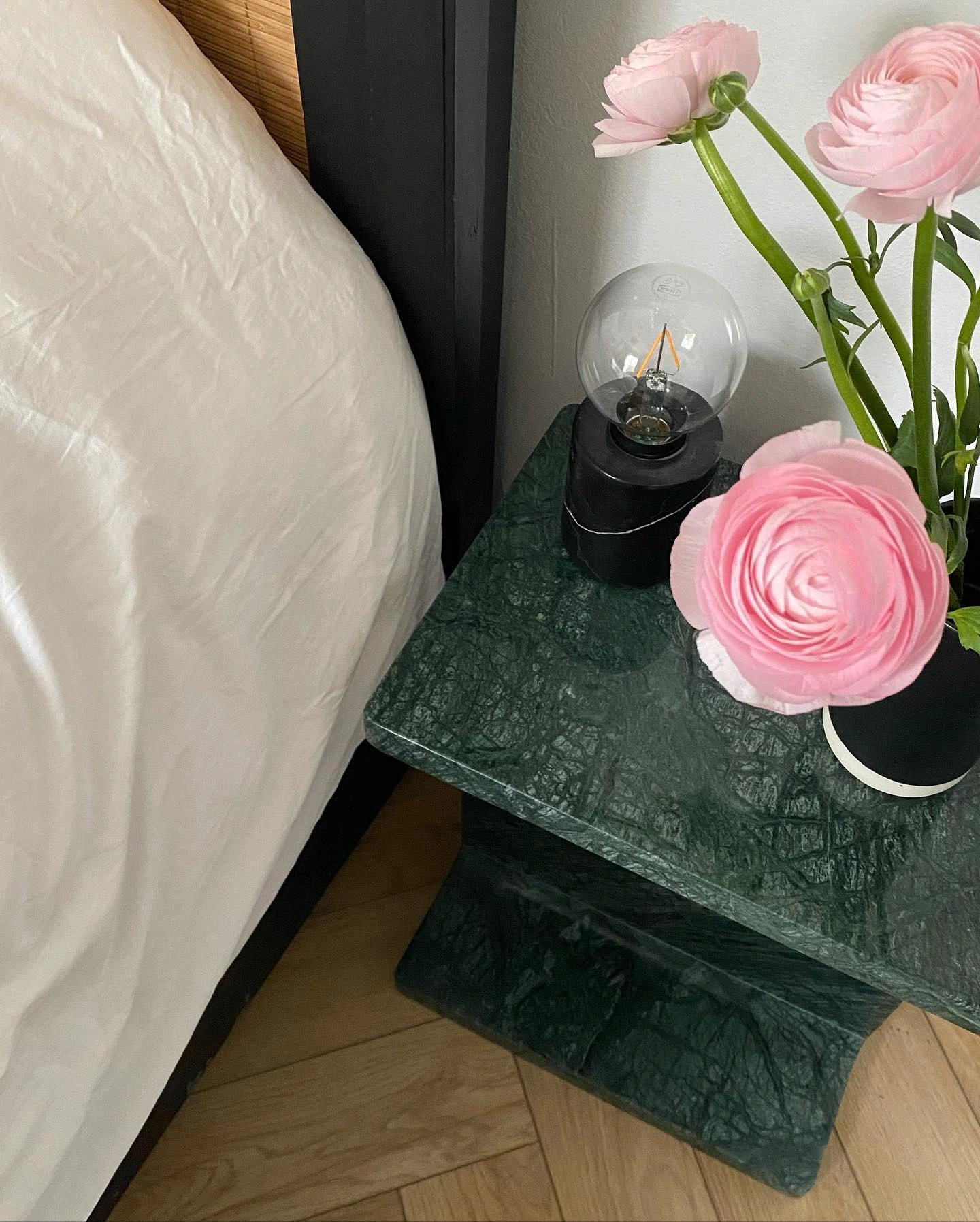 Verde Guatemala marble side table – view 01